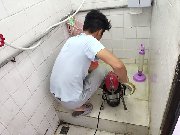 泉州管道堵塞冒臭气 专业师傅现场解决问题