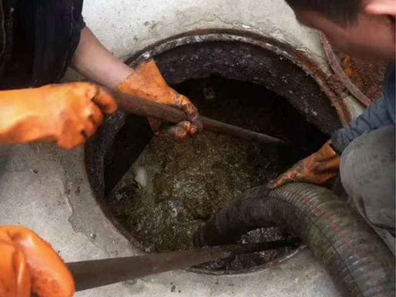 泉州清理化粪池时如何避免沼气的危害？